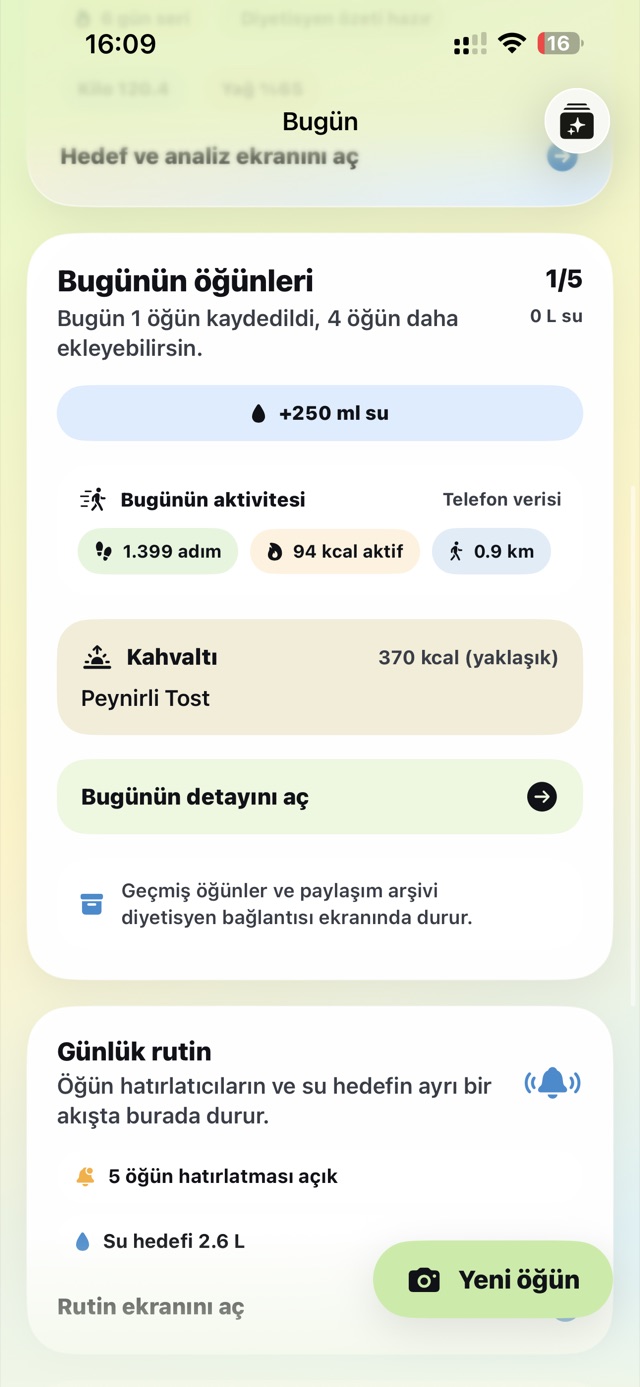 DietArchive günlük ekranı: bugünün öğünleri, su takibi ve aktivite özeti
